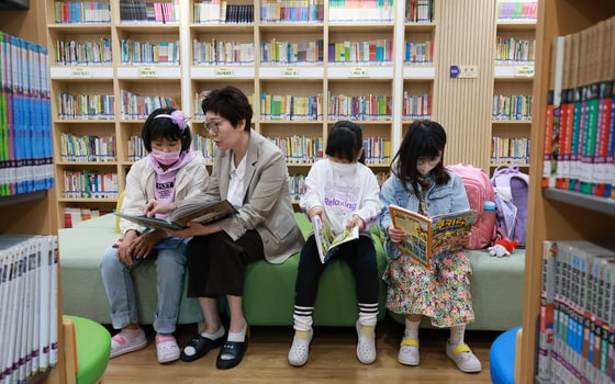 지난 2일 오전 대전 보성초등학교 학생들이 도서실에서 아침돌봄을 받고 있는 모습. (교육부 제공)