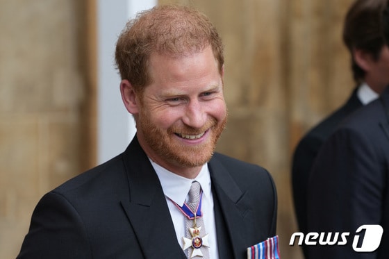 해리 영국 왕자가 6일(현지시간) 런던 웨스트민스터 사원에서 열린 찰스 3세 영국 국왕의 대관식에 참석한 뒤 떠나고 있다. © 로이터=뉴스1 © News1 우동명 기자