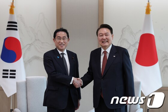 윤석열 대통령(오른쪽)과 기시다 후미오 일본 총리. (대통령실 제공) 2023.5.7/뉴스1 © News1 오대일 기자