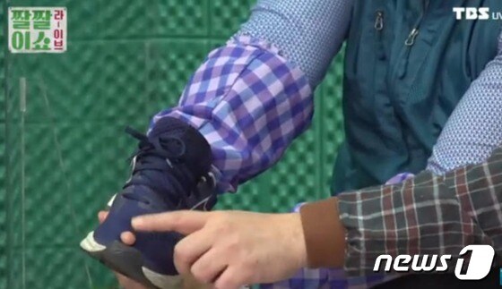 2021년 11월 25일 TBS라디오에서 한 출연자가 김남국 더불어민주당이 신고 있는 '구멍난 운동화'에 손가락을 넣어 보이고 있다. (유튜브 갈무리) © 뉴스1    