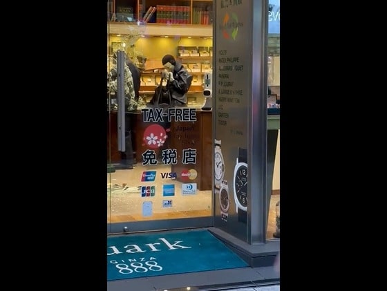 8일 일본 도쿄 긴자에 위치한 고급 시계 전문점에서 강도들이 훔친 물건을 가방에 집어넣고 있다. (출처 : 트위터 @raystube)