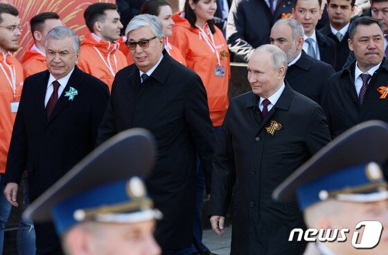 블라디미르 푸틴 러시아 대통령(왼쪽에서 세 번째)이 9일 모스크바 붉은광장에서 개최된 전승절 기념식에 모습을 드러내고 있다. © 로이터=뉴스1 © News1 강민경 기자