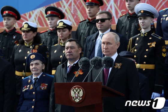 블라디미르 푸틴 러시아 대통령이 9일 모스크바 붉은광장에서 열린 전승전 기념식에서 연설하고 있다. © 로이터=뉴스1 © News1 강민경 기자