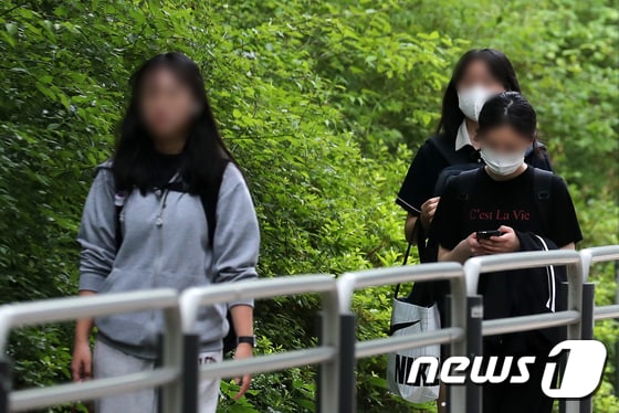 마스크 착용한 학생들. 사진은 기사내용과 직접관련 없음. © News1