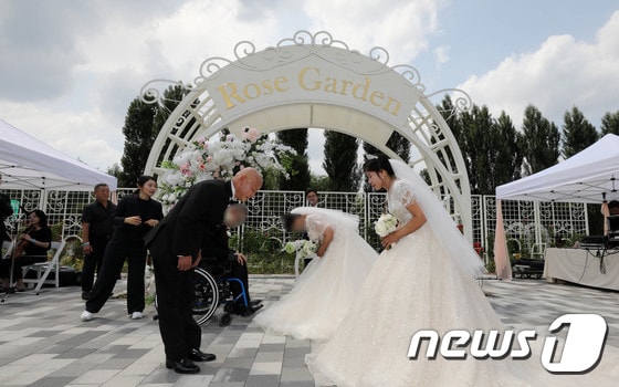 서울 한강공원에서 합동 결혼식이 열리는 모습.  © News1