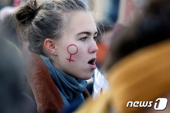 2019년 1월19일(현지시간) 독일 베를린 브란덴부르크 문 앞에서 한 여성이 여성 행진에 참여하고 있다. 19.01.19 © AFP=뉴스1 © News1 김예슬 기자