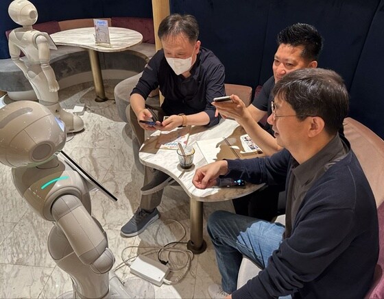 LG유플러스는 직원들이 일본 도쿄를 방문해 서비스 로봇 사업 벤치마킹에 나섰다고 13일 밝혔다.(LGU+ 제공)