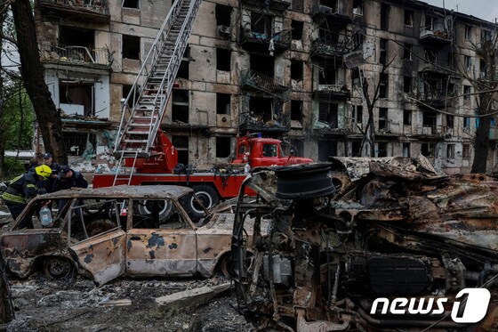 13일(현지시간) 우크라이나 크리비리흐에서 러시아 군의 미사일 포격을 받아 시커멓게 불에 탄 아파트와 차량이 보인다. 2023.6.14 © 로이터=뉴스1 © News1 우동명 기자