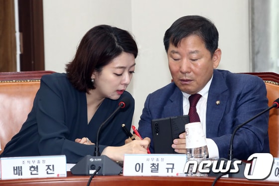 이철규 의원(오른쪽)과 배현진 의원 2023.6.15/뉴스1 © News1 황기선 기자