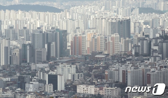 사진은 서울 남산타워에서 바라본 아파트 단지. 2023.6.15/뉴스1 © News1 김민지 기자