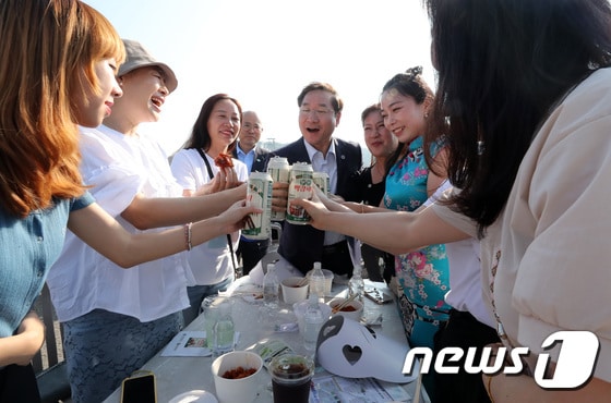 지난해 6월 15일 열린 맥강파티에서 유정복 인천시장이 참석자들과 건배를 하고 있다.(뉴스1DB)