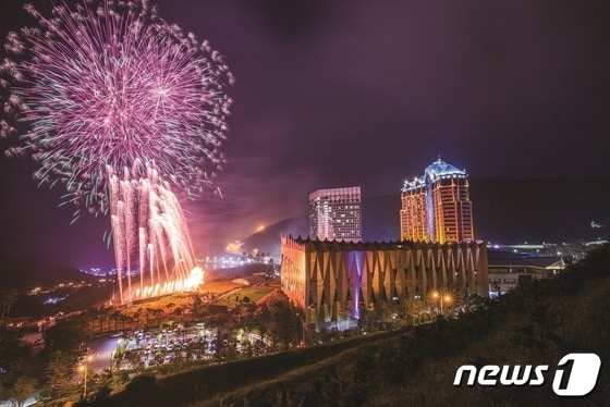 불꽃쇼가 펼쳐지는 강원 정선 하이원리조트 전경. (하이원리조트 제공) 2023.6.16/뉴스1