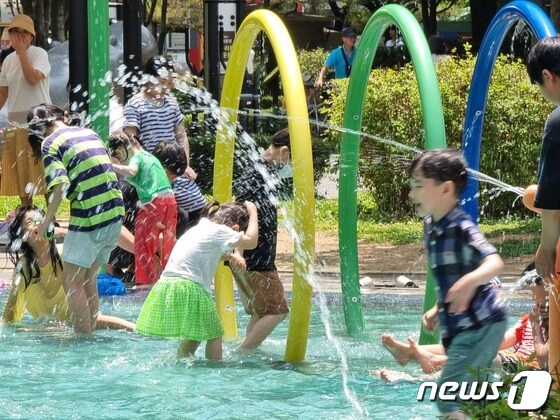17일 오후 경기 고양 화정중앙공원 물놀이장에서 아이들이 물놀이하고 있다. 2023.6.17/뉴스1 © News1 황덕현 기후환경전문기자