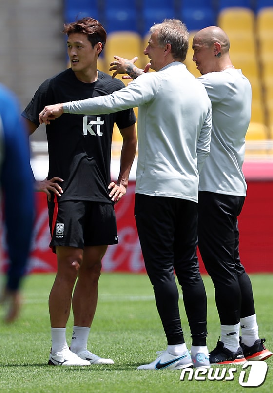 위르겐 클린스만 대한민국 축구대표팀 감독(가운데)과 박용우(왼쪽). /뉴스1 © News1 박정호 기자