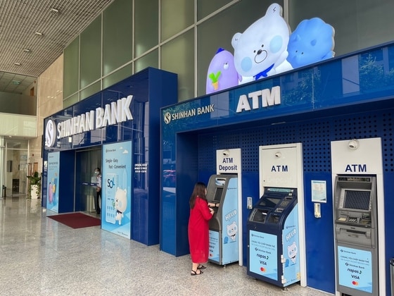 신한베트남은행 지점 앞 ATM에서 고객이 업무를 보고 있다. /뉴스1 ⓒ News1 신병남 기자