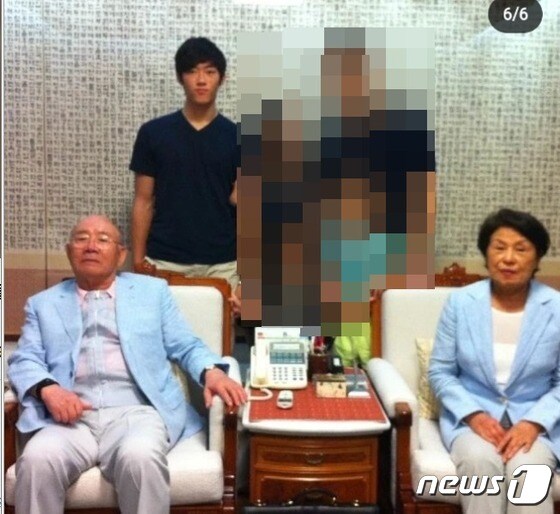  전우원씨(왼쪽 위)가 서울 연희동에서 할아버지인 전두환 전 대통령, 이순자씨와 찍은 사진. (전우원 SNS 갈무리) 