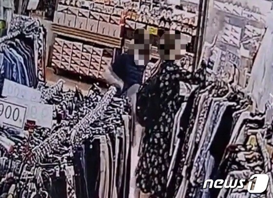 지난달 25일 오후 부산 도시철도 남포역 지하상가의 한 옷가게에서 50대 여성 A씨가 외국인 여성을 폭행하는 CCTV 장면.(온라인 커뮤니티 갈무리)