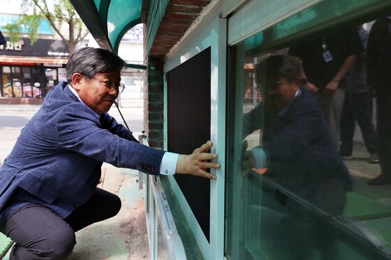 김헌동 SH공사 사장이 반지하 가구에 설치한 개폐형 방범창을 점검하고 있다(SH 제공).