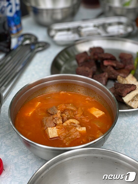 다회용기로 즐기는 고기와 김치찌개는 맛있었다. 2023.6.1/뉴스1 © News1 이기범 기자