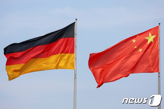 리창 중국 총리가 독일 베를린에 방문해 올라프 숄츠 독일 총리와 만나는 동안 독일 국기와 중국 오성홍기가 게양돼 있다. 2023.6.19 © 로이터=뉴스1 © News1 강민경 기자