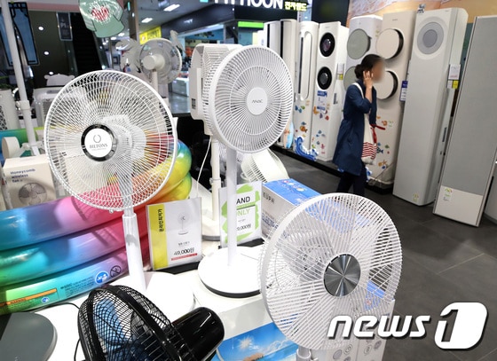 서울 용산 전자랜드에 진열된 선풍기. 2023.6.20/뉴스1 © News1 구윤성 기자