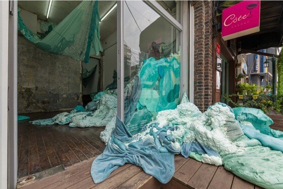  최태훈, 살(SAL)-P2, 2023, urethane foam, blankets, curtains, mat, pillow skin, 370 x 335 x 964.5 cm (P21 제공)