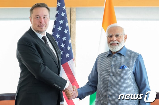 20일(현지시간) 미국 뉴욕에 나렌디라 모디 인도 총리와 일론 머스크 테슬라 CEO가 만나 악수하고 있다. © 로이터=뉴스1 © News1 박형기 기자