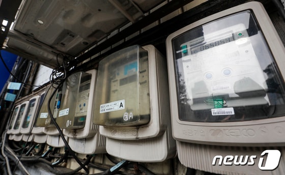  서울 시내 한 상가밀집지역 외벽에 전력량계량기의 모습. 2023.6.21/뉴스1 © News1 김도우 기자