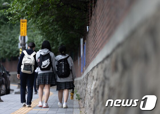하교하는 고등학생. (사진은 기사 내용과 무관함) /뉴스1 © News1 이재명 기자