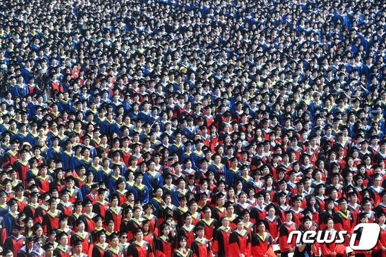 지난 6월 20일 열린 중국 우한대 졸업식. 졸업생들이 셀 수 없을 정도로 많다. © AFP=뉴스1 © News1 박형기 기자