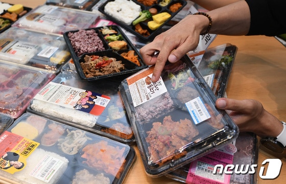 한국소비자원 관계자가 시중에 판매되는 편의점 도시락을 비교, 분석한 내용을 설명하고 있다. 2023.6.28/뉴스1 © News1 김기남 기자