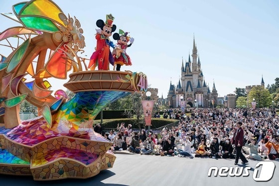 올해 4월 도쿄 디즈니랜드에서 펼쳐진 퍼레이드© AFP=뉴스1