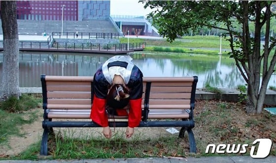 중국의 한 대학 졸업생이 시체처럼 벤치 위에 늘어져 있다. - 웨이보 갈무리