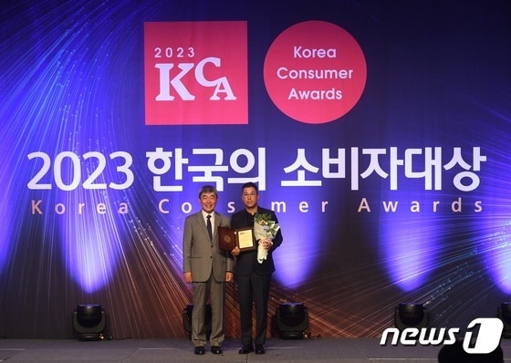 우준열 모두투어 총괄 본부장(오른쪽)이 2023 한국의 소비자 대상 수상 기념사진을 찍고 있다.(모두투어 제공)