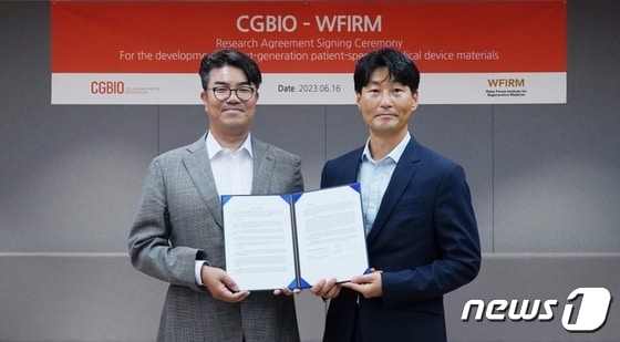 유현승 시지바이오 대표(왼쪽)와 WFIRM 이상진 교수가 연구 계약 체결 후 기념 촬영을 하고 있다./시지바이오 제공