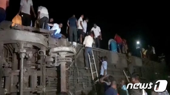 2일(현지시간) 인도 오디샤주 발라소르에서 여객 열차 두 대가 충돌한 현장에서 승객들이 대피를 하고 있다. 2023.6.2. © 로이터=뉴스1 © News1 우동명 기자