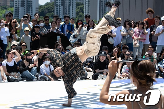 댄서들이 3일 서울 노들섬에서 열린 2023 서울비보이페스티벌 3대3 올스타일 댄스배틀에서 경연을 펼치고 있다. (자료사진)2023.6.3/뉴스1