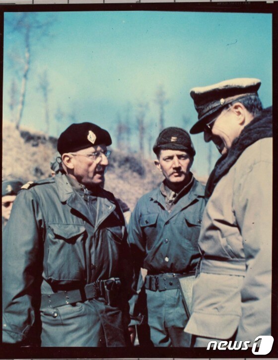 프랑스군 부대 지휘관인 몽클라르 대대장(왼쪽)이 부대를 방문한 맥아더 장군을 맞이하고 있다 (국사편찬위원회 전자사료관 제공)