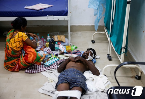 인도 열차사고 부상자가 병실이 부족해 응급실 바닥에 누워 있다. © 로이터=뉴스1 © News1 박형기 기자