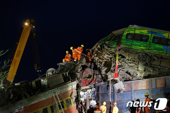 인도 열차사고 현장에서 구급대원들이 인명을 구조하고 있다. © 로이터=뉴스1 © News1 박형기 기자