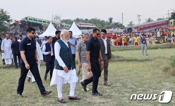 나렌드라 모디 인도 총리가 열차사고 현장을 직접 방문했다. © 로이터=뉴스1 © News1 박형기 기자