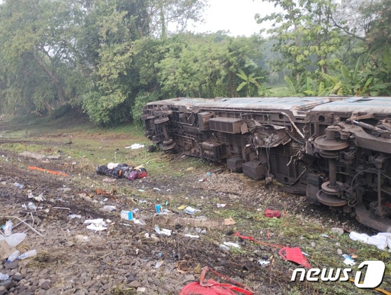 인도 열차 사고 현장에 열차가 전복된채 방치돼 있다. © 로이터=뉴스1 © News1 박형기 기자