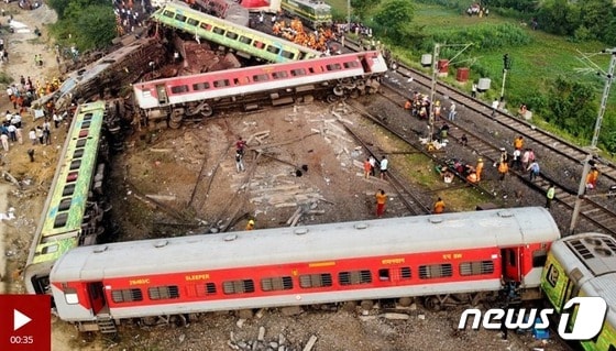 인도 열차사고 현장 전경 - BBC 갈무리