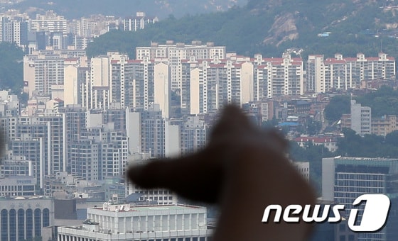사진은 서울 중구 남산 전망대를 찾은 시민들이 도심 속 아파트 단지를 바라보고 있다. 2023.6.4/뉴스1 © News1 김성진 기자