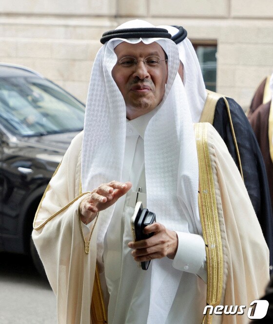 압둘아지즈 빈 살만 알 사우드 사우디아라비아 에너지 장관이 4일(현지시간) 오스트리아 빈에서 열린 OPEC+ 회의에 도착을 하고 있다. 2023.6 5 © 로이터=뉴스1 © News1 우동명 기자