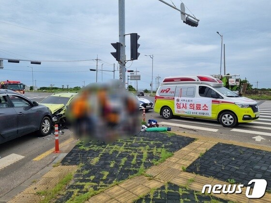 지난 4일 제주 서귀포시 대정읍 신도리 교차로 교통사고 현장(제주서부소방서 제공)
