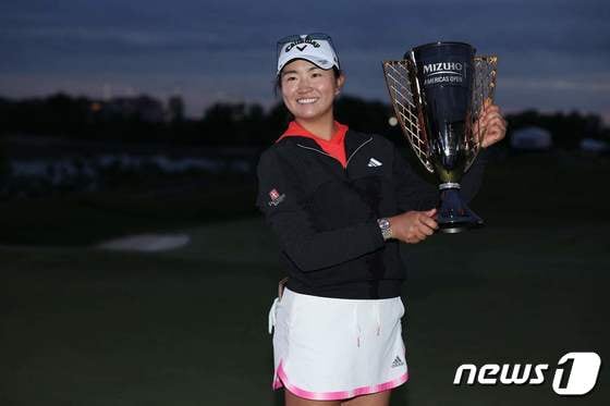 미국여자프로골프(LPGA) 투어 데뷔전에서 우승을 차지한 로즈 장. © AFP=뉴스1