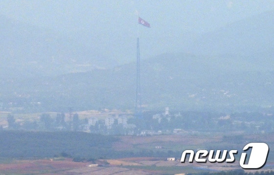 지난 6일 오전 경기 파주시 오두산통일전망대에서 바라본 북한 황해북도 기정동 마을에 인공기가 펄럭이고 있다. 2023.6.6/뉴스1 © News1 구윤성 기자