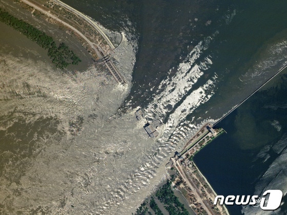 6일(현지시간) 러시아의 폭격으로 파손된 것으로 알려진 카호프카댐 위성 사진. © 로이터=뉴스1 © News1 박형기 기자