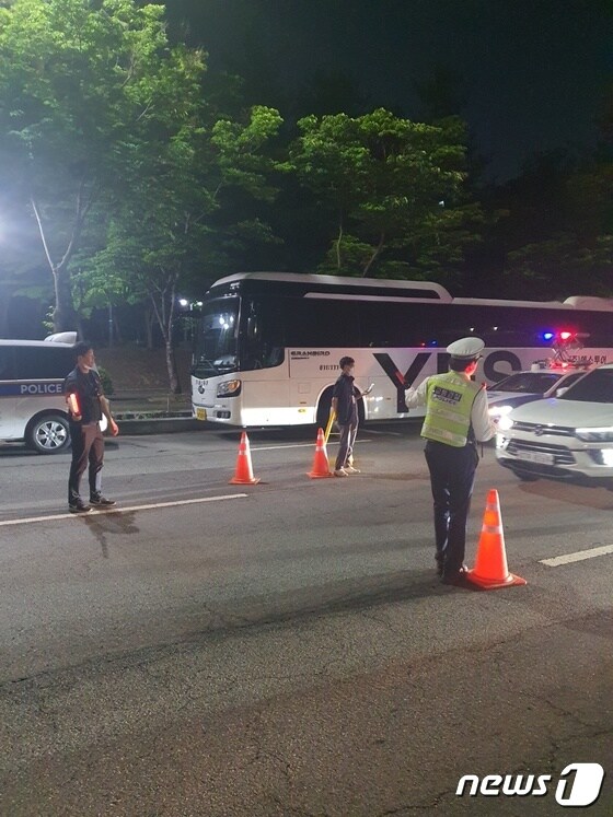 수원시 공무원들이 경찰관과 협업해 체납차량을 단속하고 있다.(수원시 제공)
